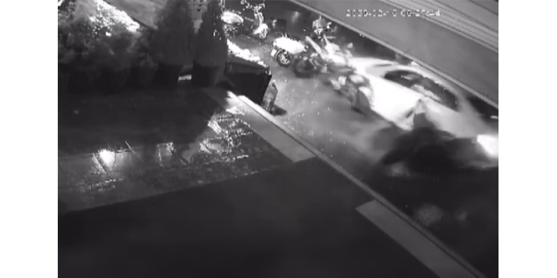 Esenyurt’ta Otomobil 4 Motosiklete Çarptı, Sürücü Kaçtı