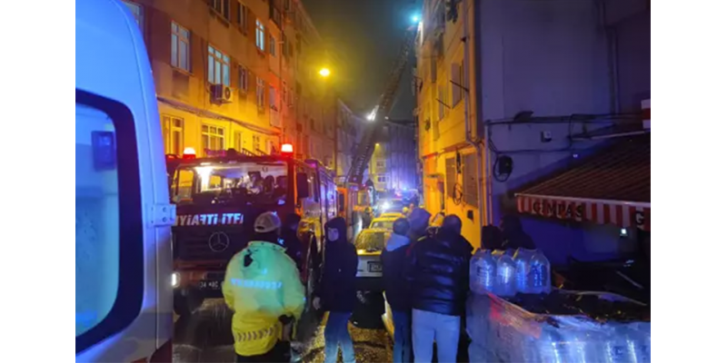Üsküdar’da 4 Katlı Binada Yangın: İtfaiye 1 Saatte Söndürdü