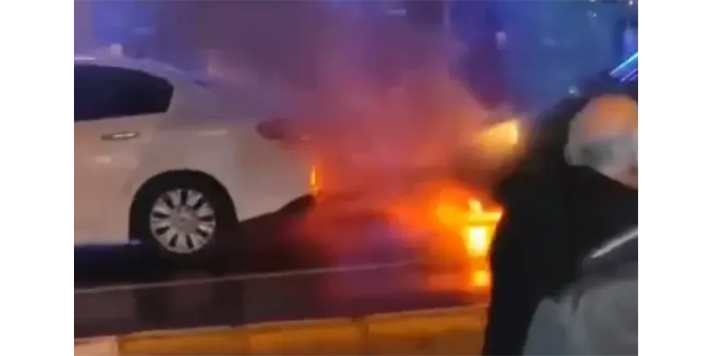 Bağcılar'da Yangına Anında Müdahale: Otomobil Alev Alev Yandı