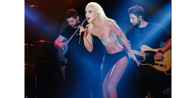 Gülşen’den sahnede dikkat çeken müdahale: “Üzerinde Atatürk resmi olan bir şeyi nasıl attınız?”