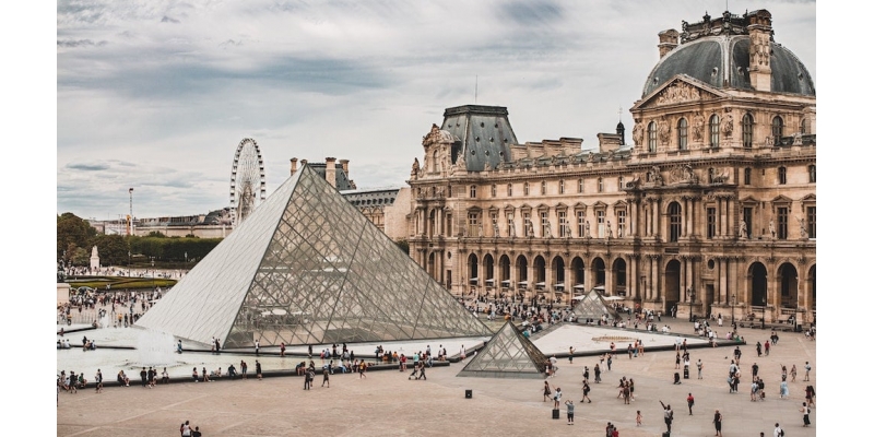 Louvre Müzesi Müdürü Soygunun Ardından İstifa Etmek İstedi