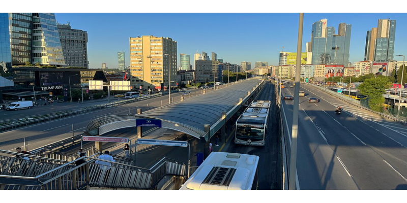 Toplu Taşıma Durağında Şiddet Faciası: Bir Kişi Öldürüldü