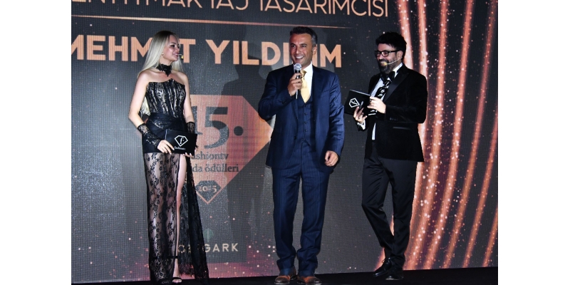 Mehmet Yıldırım, 15.FashionTV Moda Ödülleri'nde "Yılın En İyi Makyaj Tasarımcısı" Ödülünü Aldı