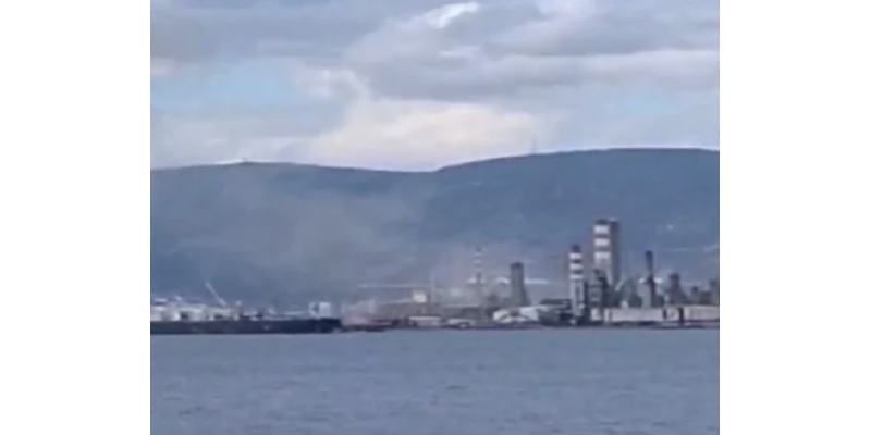 İzmit'te Patlama: TÜPRAŞ Tesislerinde Dumanlar Yükseliyor