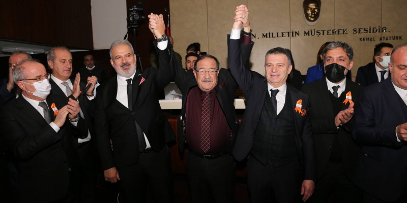 İKO Başkanı Mustafa Atayık, büyük oy farkıyla yeniden başkan seçildi