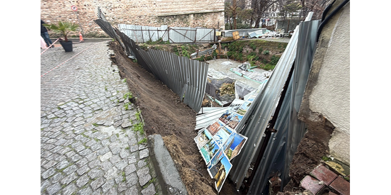 Fatih’te Panik Yaratan Olay: Toprak Kaydı, Yol Trafiğe Kapatıldı
